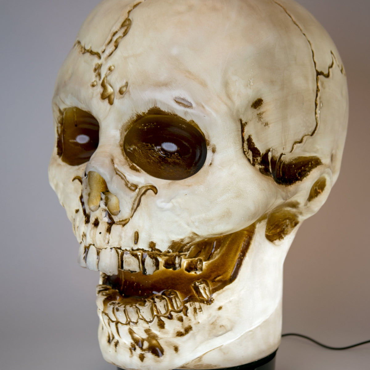 SCREAMIUM 20-Inch Animated Light-Up Skull Prop